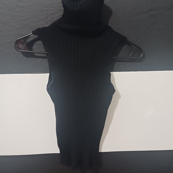 Women stretchable ribbed turtleneck sleveless Black top - Picture 4 of 8